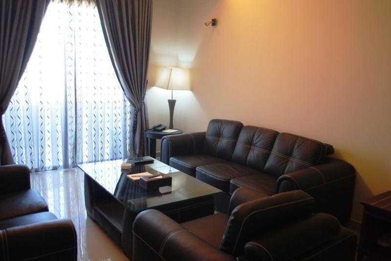 Отель Midtown & 4*